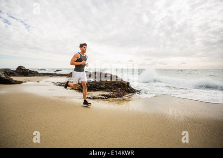 Kaukasischen Mann läuft am Strand Stockfoto