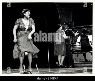 5. April 2012 - Belasco Theater-New York City-April 28, 1981-Darsteller der Show '' Ain't Misbehavin'' heute durchgeführt, um New York State Department of Commerce kommende fördern ich liebe NEW YORK südamerikanischen Kampagne. Die Kampagne. zur Förderung des Tourismus in New York, nimm die Besetzung von "Ain ' t Misbehavin'' und ich liebe NEW YORK Sänger und Tänzer, Sao Paulo, Buenos Aires und Caracas 2 Mai bis zum 11. Mai. Links nach rechts: Teresa Bowers, Roz Ryan, Ken Prymus und J. Leonard Oxley am Klavier. Stockfoto