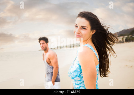 Kaukasische paar zu Fuß am Strand Stockfoto
