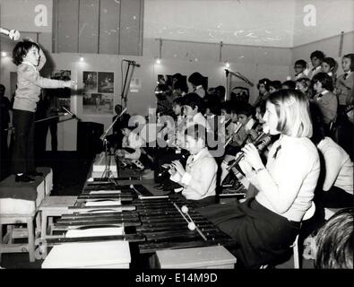 05. April 2012 - das Kinderjahr: Kinderorchester Geek bei der Eröffnung der Fotoausstellung "die Kinder in unseren Welten" in der Zappeion Hall, Athen am 11. Februar 1979. Die Frau der Präsidentin von Geee Frau Joanna Tsatsouwar bei der Einweihung anwesend. Stockfoto