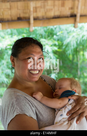 Lächelnd wiegte Baby babysitter Stockfoto