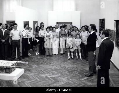 5. April 2012 - Ausstellung der Werke des Malers Ivan Szkok in Budapest: Budapest: die Ausstellung der Gemälde von Ivan Szkok, ein talentierter ungarischer Künstler zieht viele Besucher in den Kammermusiksaal der Kunstgalerie, A große Sammlung von Relief-Gemälden ist während der Ausstellung zu sehen. Copyright by 'Interfoto MTI' + Ungarn. Foto zeigt Maler Ivan Szkok / zweite von rechts / während der Eröffnung seiner Ausstellung. Stockfoto