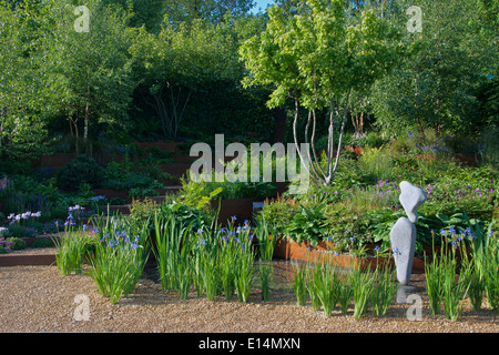 Terrassen bepflanzt mit Alpenhöhen und Stauden in "A Garden für erste Touch im St. George" bei RHS Chelsea Flower Show Stockfoto