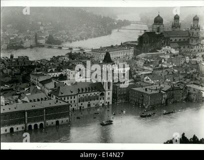 18. April 2012 - Flut-Katastrophe In Passau / Deutschland: der Dauerregen der letzten Tage brachten eine Überschwemmungskatastrophe nach Bayern. Die Stadt Passau, durch die drei Flüsse fließen, hat vor allem bedrängt wurde. Dona, Gasthaus und Ila überflogen die Ufer und überflutete Straßen, Keller und Wohnräume nach den Wasserstand auf neun Meter gestiegen war. Bis jetzt nachlässt das Hochwasser sehr langsam. Schulen wurden geschlossen und die Straßen waren blockiert Stockfoto