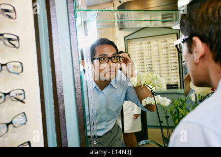 Philippinischen Mann versucht auf Gläser beim Optiker Stockfoto