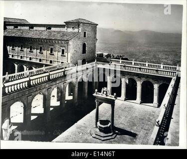 5. April 2012 - dem zentralen Innenhof des wiederaufgebauten Abtei von Montecassino in der hellen Sonne Italiens. Montecassino umgebaut, um Re-Conscrated vom Papst zu werden: am 15. Februar 1944, der schönen Abtei von Montecassino, hoch auf den Hügel über der Stadt Cassino und gehalten von den deutschen wurde durch Flugzeuge der Alliierten und viel von der Stadt unten mit ihm völlig zerstört. Heute sind beide wieder aufgebaut und die Abtei soll durch den Papst im Juni wieder eingeweiht werden Stockfoto