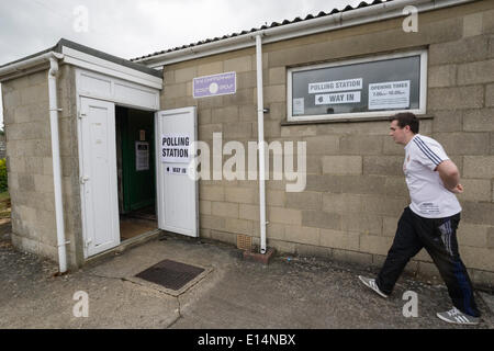 CHIPPENHAM, UK, 22. Mai 2014. Ein Mann betritt ein Wahllokal in Chippenham, Wiltshire Wahlrecht bei der Europawahl 2014. Bildnachweis: Lynchpics/Alamy Live-Nachrichten Stockfoto