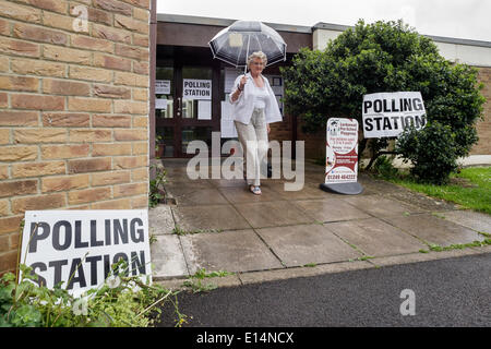 CHIPPENHAM, UK, 22. Mai 2014. Eine Frau verlässt ein Wahllokal in Chippenham, Wiltshire nach der Abstimmung bei der Europawahl 2014. Bildnachweis: Lynchpics/Alamy Live-Nachrichten Stockfoto