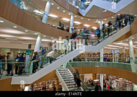 Menschen beim Treppensteigen innen Liverpool Central Library Stockfoto