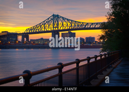 Skyline von Montreal und Brücke bei Sonnenuntergang, Quebec, Kanada Stockfoto