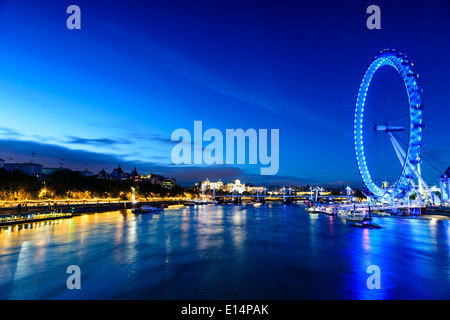 Mit Blick auf Flussfront London Eye, London, Vereinigtes Königreich Stockfoto