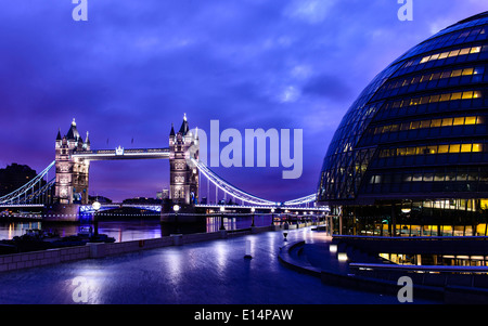 Tower Bridge beleuchtet in der Nacht, London, Vereinigtes Königreich Stockfoto