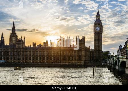 Sonnenuntergang über Houses of Parliament, London, Vereinigtes Königreich Stockfoto