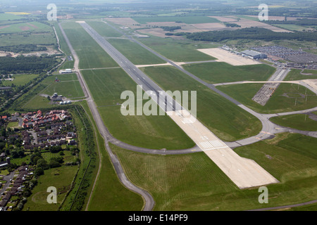 Luftaufnahme von Doncaster Sheffield Robin Hood Airport Start-und Landebahn, früher RAF Finningley Militärflugplatz, Airbase oder Flugplatz Stockfoto