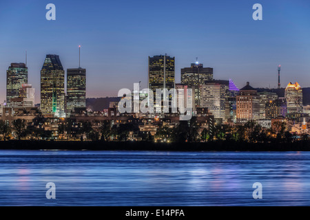 Skyline von Montreal beleuchtet in der Nacht, Quebec, Kanada Stockfoto
