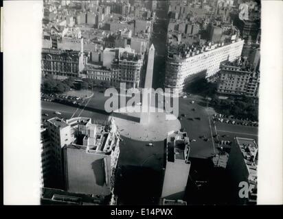 18. April 2012 - Buenos Aires, der argentinischen Hauptstadt: eine bekannte Sehenswürdigkeit ist der Obelisk auf der Avenue 9. Juli, breiteste Straße der Welt. Stockfoto