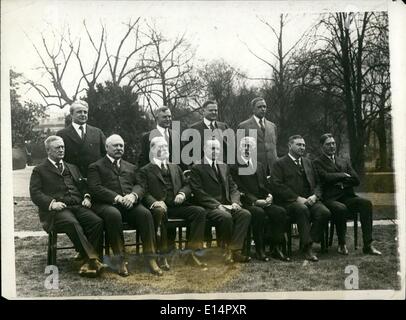 18. April 2012 - Mitglieder des Kabinetts Foto: von links nach rechts sitzen; Postmaster General Harry S. Neue, Sedy der Krieg John W. Wochen, Secy staatliche Chas. E. Hughes, Präsident Coolidge; Secy Treasury Mellon, Atty General Harlan F. Stein und Secy Marine Curtis D. Wilbur. Stehend: Secy Labor James J. Davis, Secy Landwirtschaft Henry C. Wallace, Secy Commerce Herbert Hoover und Secy Hubert Innenausbau. Stockfoto