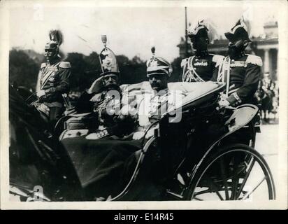 18. April 2012 - Foto zeigt. Ein Bild von Wilhelm II Ex-Kaiser, fahren durch Berlin mit dem Zaren von Russland - 1913. Stockfoto