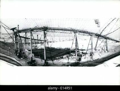 18. April 2012 - das Zentrum der Sportanlagen für die XX. Olympiade in München 1972 wird das Olympiastadion, das Raum für 80,000 Zuschauer hat. Am 26. August 1972 th die Eröffnungsfeier und am 10. September findet die abschließende Zeremonie hier. Zwischen diesen Terminen finden verschiedene sportliche Wettbewerbe, Fußball-Spiele und die Besatzung springt der Fahrer für den Preis der Nationen statt. (Oktober 1971) Die Stahl-Net für das Dach von der West-Tribüne wird hochgezogen. Das Gerüst in der Mitte ist nur erforderlich für die Installation funktioniert und danach gelöscht werden. Stockfoto