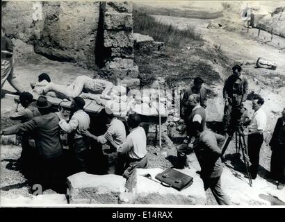 18. April 2012 - The BBC Film Gerät in Aktion in Pompeji am Fuße des Vesuv. Sie Filmen die Szene als einen Gipsverband Stockfoto