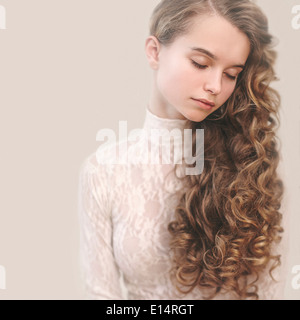 Kaukasische Mädchen mit langen Haaren zu beruhigen Stockfoto