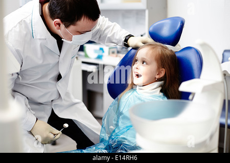 Kaukasische Zahnarzt untersuchen des Mädchens Zähne Stockfoto