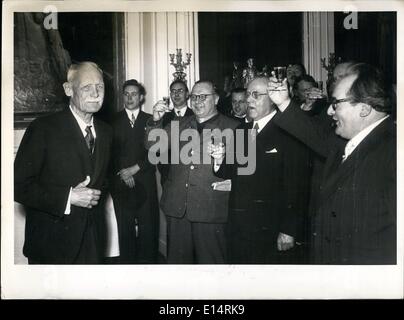 18. April 2012 - neue Residenz der bayerischen Kronprinzen Rupprecht in München: In den Abendstunden des 17. Januar 1953, viele junge Leute und Mitglieder der Vereinigung der Bayerischen Gesellschaften ebenso wie Mitglieder der Bayerischen königlichen Partei ging mit Taschenlampen, die Nymphenburger Schloss, Prinz Rupprecht neue Residenz. Eine Band spielte die königliche Hymne als Kronprinz in seiner neuen Heimat wo er pflegte zog zu leben, als er ein junger Mann war. Ein Teil der Münchner Bevölkerung erhielt Einladungen zu diesem Festival. Stockfoto