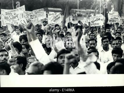 18. April 2012 - kommunistische Partei zu demonstrieren, wie Henry Kissinger und Partei führt nahe dem Paradeplatz nach seiner Ankunft am Flughafen von Palam NewDelhi am Sonntagabend den 27. Oktober. 1974 Stockfoto