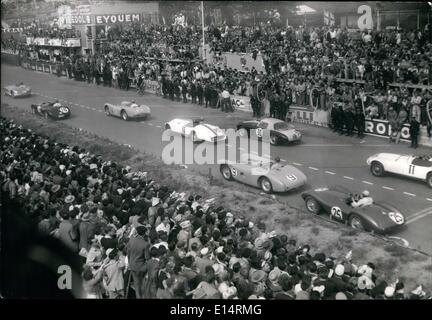 18. April 2012 - britische Auto gewinnt 24-Stunden-Rennen von Le Mans: Rennwagen in der Kraftstoff-Geschwindigkeit. Das Siegerauto (Jaguar Nr. 18) ist im Hintergrund zu sehen. Stockfoto