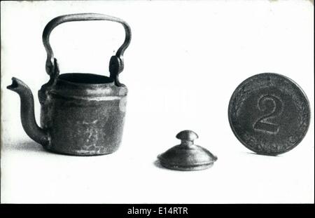 18. April 2012 - zeigt Foto Mini Te-Topf im Vergleich mit einer zwei-Cent-Münze, die das Material für dieses kleine Kunstwerk war. Stockfoto