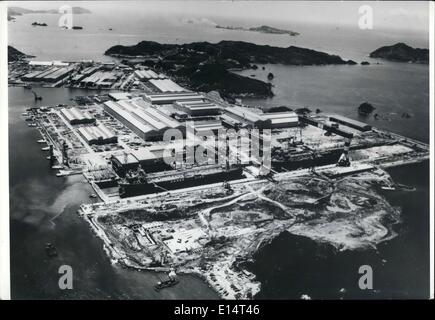 18. April 2012 - eröffnet Japan weltweit größte Werft. Die weltweit größte Werft, die drei Mammut-Tanker zur gleichen Zeit aufbauen kann, wurde diese Woche in Nagasaki, Japan von Mitsubishi Heavy Industries eröffnet. Die ein-MiIiion-Tonnen-Anlage kostet 40000 Millionen Yen (£ 50 Millionen)., 990 Meter lang, 100-Meter in der Breite, und hat zwei 600-Tonnen-Portalkrane. Das Unternehmen muss 10 Schiffe, dieses Jahr in der 260.000-Klasse zu bauen. Nächstes Jahr wird ein Reparatur-Dock zu Schiffe bis zu 500.000 Tonnen hinzugefügt. Foto: Eine Luftaufnahme des weltweit größten Werft in Nagasaki, Japan. Stockfoto