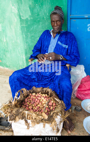 Mann verkauft Kolanüsse auf dem Markt, Gambia Stockfoto