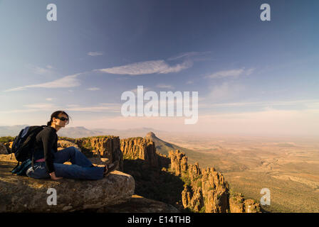 Wanderer genießen die Aussicht auf die Spandau-Koppe und die Camdeboo Plains, Felsformationen und Steinsäulen im Tal der Stockfoto