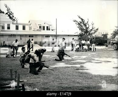 18. Apr. 2012 - British Honduras - der neueste Hotspot der Welt : British Honduras, die einzige britische Kolonie in Mittelamerika, scheint schnell das Zentrum eines neuen internationalen Aufblends werden zu können. In den nächsten Tagen wird die Royal Navy-Angriffsträgerin ARK Royal mit 30 Buccaneer- und Phantombombern an Bord wohl in Belize angekommen sein, der größten Stadt und ehemaligen Hauptstadt der 120-Einwohner-Abhängigkeit. Sechs weitere Schiffe und 4,000 Soldaten werden ebenfalls als Richtung Britisches Honduras gemeldet Stockfoto