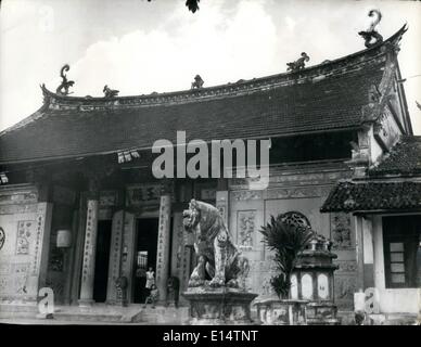 18. April 2012 - Singapur: A chinesische Tempel am Straßenrand: Tempel gibt es zuhauf, und finden Sie in jedem Bezirk und neben jede Art von Straße. Dieses in einem Dorf nur außerhalb des Dorfes eine der ältesten und eine antike Statue des Buddha ist ein Wallfahrtsort für viele religiöse Bürger hat. Stockfoto