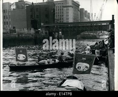 18. April 2012 - SWAN UPPING: Die belebten Szene am Old Swan Pier, ist London Bridge als Schwan Obermaterial aus Schiffen den Wimpel der Winzer und Färber-Unternehmen für die jährliche Verleihung der Kennzeichnung der neuen Cygnets vorzubereiten. Stockfoto