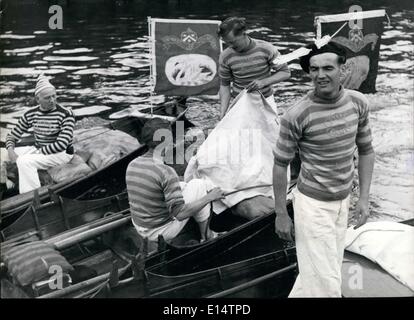 18. April 2012 - tragen die Ruderer der Winzer und Färber Unternehmen die traditionellen gestreiften Jersies für die Swan Upping Zeremonie. Einige tragen Swans Federn in ihren Kappen. Stockfoto