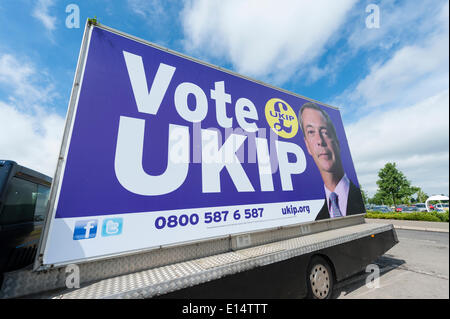 Ramsey, Cambridgeshire UK 22. Mai 2014. Ein van anzeigen UKIP Partei Wahl-Kampagne Plakate ist in die Fenland Stadt von Ramsey in Cambridgeshire geparkt. Das Fahrzeug wurde in prominenter Lage neben einem Tesco Supermarkt und einer Hauptstraße in der Stadt geparkt.  Ramsey war eines der ersten Gemeinderäte von UKIP in 2011 gewonnen werden. Menschen in ganz Großbritannien stimmen heute für Kommunal- und Europawahlen. Kredit Julian Eales/Alamy Live-Nachrichten Stockfoto