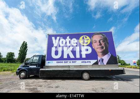 Ramsey, Cambridgeshire UK 22. Mai 2014. Ein van anzeigen UKIP Partei Wahl-Kampagne Plakate ist in die Fenland Stadt von Ramsey in Cambridgeshire geparkt. Das Fahrzeug wurde in prominenter Lage neben einem Tesco Supermarkt und einer Hauptstraße in der Stadt geparkt.  Ramsey war eines der ersten Gemeinderäte von UKIP in 2011 gewonnen werden. Menschen in ganz Großbritannien stimmen heute für Kommunal- und Europawahlen. Kredit Julian Eales/Alamy Live-Nachrichten Stockfoto