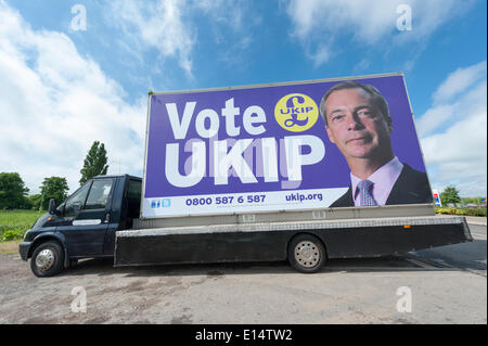 Ramsey, Cambridgeshire UK 22. Mai 2014. Ein van anzeigen UKIP Partei Wahl-Kampagne Plakate ist in die Fenland Stadt von Ramsey in Cambridgeshire geparkt. Das Fahrzeug wurde in prominenter Lage neben einem Tesco Supermarkt und einer Hauptstraße in der Stadt geparkt.  Ramsey war eines der ersten Gemeinderäte von UKIP in 2011 gewonnen werden. Menschen in ganz Großbritannien stimmen heute für Kommunal- und Europawahlen. Kredit Julian Eales/Alamy Live-Nachrichten Stockfoto