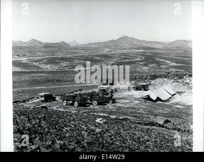 18. April 2012 - Jemen-Aden Grenze: typische Land an der Aden Jemen Grenze, mit einem Lager von Aden Regierung Wachen in der Stockfoto