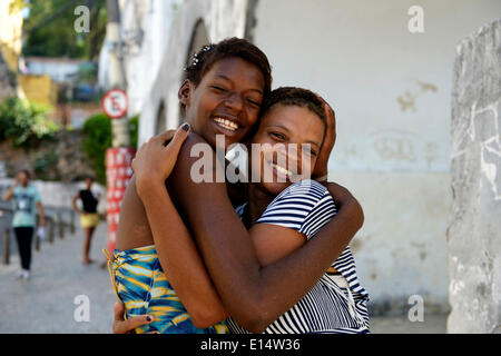 Ehemaligen Straßenkind, Mädchen, 15, umarmt ihre Mutter, Lapa Bezirk, Bundesstaat Rio De Janeiro, Rio De Janeiro, Brasilien Stockfoto