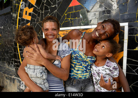 Ehemaligen Straßenkind, Mädchen, 15, umarmt ihre Mutter und Geschwister, Stadtteil Lapa, Rio De Janeiro, Rio de Janeiro, Brasilien Stockfoto