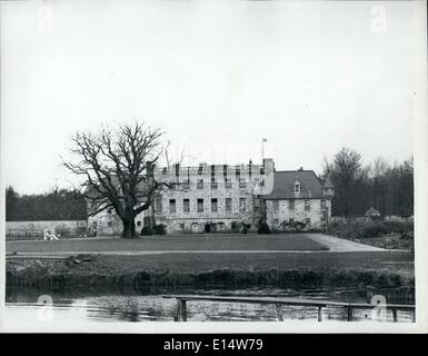 18. April 2012 - Like Father: Prinz Charles Will gehen zu Gordonstoun. Endlich ist die Nachricht, Prinz Charles gehen an Gordonstoun, seines Vaters alte Schule auf den Moray Forth in Schottland. Zu Beginn des Sommersemesters wird er Windmühle Lodge, ein Haus mit 60 Jungen an der £519 im Jahr, 400 Schüler harte Schule beitreten. Seine Schulleiter wird Herr F.R.G. kauen, die die Schule seit 1959 geführt hat. Das Hauptziel des Gordonstoun, gegründet im Jahr 1934 von Dr. Stockfoto