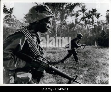 18. April 2012 - Republik Vietnam: ein paar der Schütze die 173. Abn Bde kostenlos gegen Vietcong-Positionen in einem Waldgebiet Stockfoto