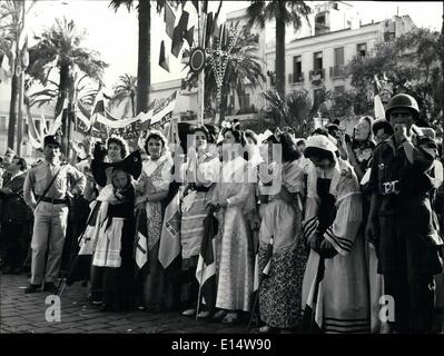 18. April 2012 - zeigt General De Gaulle in Algerien Foto junge Mädchen aus französischen Provinzen tragen Tracht, General De Gaulle Beifall. Stockfoto