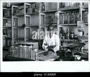 18. April 2012 - Nairobi, Kenia: Eine fast leere Shop im Besitz von einem Asiaten-Indianer dürfen keine grundlegende Gütern des 1. Januar 1969 zu verkaufen. Der Besitzer ist einpacken und hofft, nach Großbritannien zu emigrieren. Stockfoto