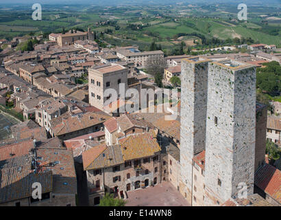 Altstadt mit Torri dei Salvucci, Zwillingstürme oder Torri Gemelli, Blick vom Turm Torre Grossa in San Gimignano Stockfoto