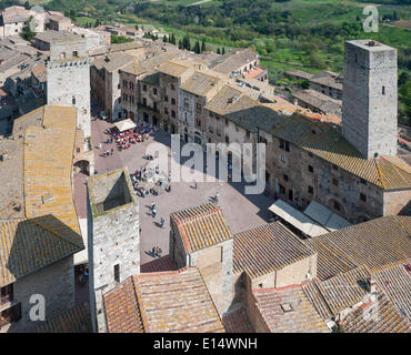 Altstadt, Piazza della Cisterna mit Türmen, San Gimignano, Toskana, Italien Stockfoto