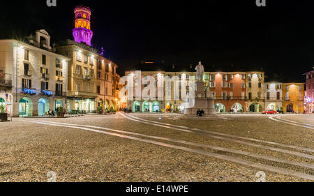 Piazza Cavour mit der beleuchteten Torre der Engel oder Angel Turm, Denkmal, Camillo Benso Conte di Cavour, in der Nacht, Vercelli Stockfoto